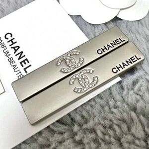 Chanel Silver Metal CC Logo Rhinestone VIP Beauty Gift Hair Clips 2-Piece Set